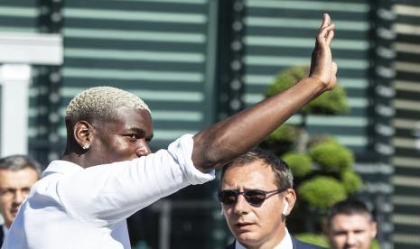  Gelandang Paul Pogba melambai kepada para penggemar saat ia tiba di Pusat Medis Juve, di Turin, Italia utara, Sabtu, 9 Juli 2022. Lebih dari 1.000 penggemar menyambut Paul Pogba kembali ke rumah saat ia kembali ke Juventus dengan status bebas transfer dari Manchester United pada hari Sabtu . 