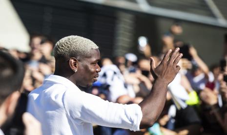  Gelandang Paul Pogba melambai kepada para penggemar saat ia tiba di pusat medis Juventus, di Turin, Italia Utara, Sabtu, 9 Juli 2022. Pogba saat ini sedang menderita cedera lutut.