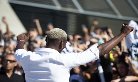  Gelandang Paul Pogba menyapa penggemar saat ia tiba di Pusat Medis Juve, di Turin, Italia utara, Sabtu, 9 Juli 2022. Lebih dari 1.000 penggemar menyambut Paul Pogba kembali ke rumah saat ia kembali ke Juventus dengan status bebas transfer dari Manchester United pada hari Sabtu. 