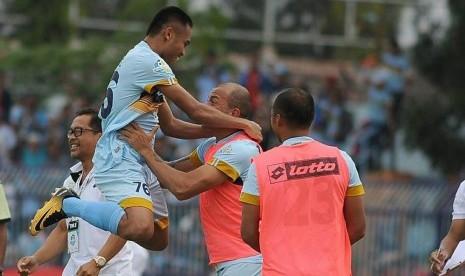 Gelandang Persela Lamongan, Saddil Ramdani (kiri) merayakan golnya ke gawang Semen Padang pada laga Liga 1 Indonesia di Stadion Surajaya, Lamongan, Ahad (15/10). Persela menang 2-0 pada laga ini.