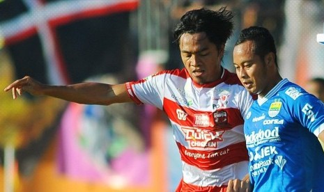 Gelandang Persib, Atep (kanan) pada laga Liga 1 lawan Madura United, Jumat (4/5).