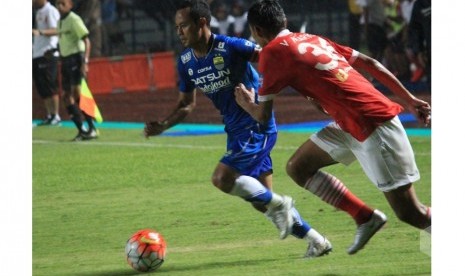 Gelandang Persib Atep (kiri) berusaha melewati pemain Persija.