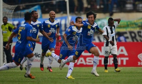  Gelandang Persib Bandung Asri akbar melakukan selebrasi bersama pemain lainnya setelah menjebol gawang Persidafon Dafonsoro pada pertandingan Liga Super Indonesia 2013 Putaran II di Stadion Si Jalak Harupat, Bandung, Selasa (20/8).    (Republika/Yogi Ardh