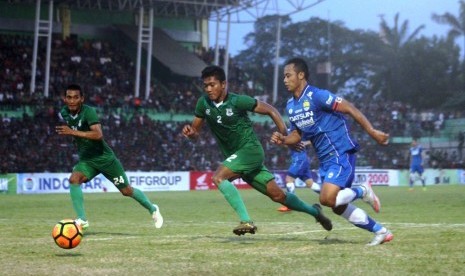 Gelandang Persib Bandung Atep (kanan) membawa bola dibayangi dua pemain PSMS Medan dalam laga persahabatan di Stadion Teladan, Medan, Ahad (26/3).