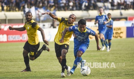  Gelandang Persib Bandung Febri Hariyadi (kanan).