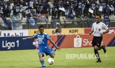 Gelandang Persib Bandung Ghozali Muharam Siregar melepaskan tendangan pada pertandingan lanjutan Liga 1 2019 di Stadion Si Jalak Harupat, Kabupaten Bandung, Ahad (22/12).