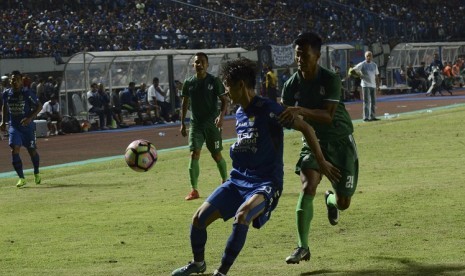 Gelandang Persib Bandung Inkyun Oh (tengah) berebut bola dengan pemain PSMS Medan Suhandi (kanan) pada laga lanjutan Grup A Piala Presiden 2018 di Stadion Gelora Bandung Lautan Api, Bandung, Jawa Barat, Ahad (21/1). PSMS Medan berhasil mengalahkan Persib Bandung dengan skor akhir 2-0. 