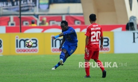 Gelandang Persib Bandung Michael Essien pada suatu laga Liga 1 di Stadion Si Jalak Harupat. 