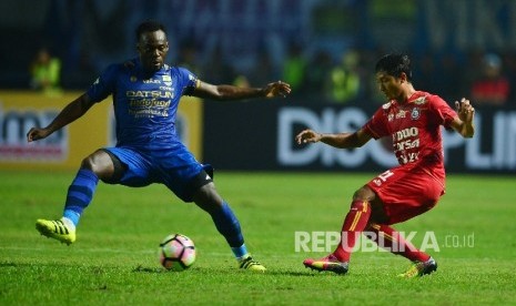 Gelandang Persib Bandung Michael Essien dibayangi Gelandang Arema FC, Nasir dalam pertandingan Gojek Traveloka Liga 1 di Stadion Gelora Bandung Lautan Api, Bandung, Sabtu (15/4). Pertandingan tersebut berakhir imbang tanpa gol.