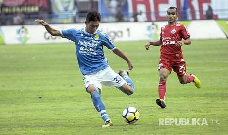 Gelandang Persib Bandung Oh Inkyun menendang bola pada pertandingan antara Persib Bandung melawan Persija Jakarta dalam laga lanjutan Liga 1 di Stadion Gelora Bandung Lautan Api, Kota Bandung, Ahad (23/9).