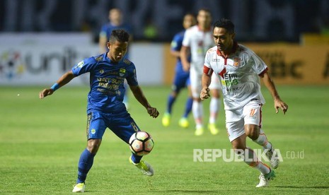 Gelandang Persib Gian Zola menahan bola dalam laga Liga GojekTraveloka di Stadion GBLA, Bandung, Sabtu (20/5).