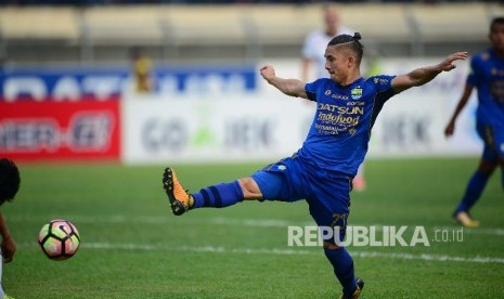 Gelandang Persib Kim Kurniawan pada pertandingan Gojek Traveloka Liga 1 antara Persib Bandung melawan Bali United, Kamis (21/9) di Stadion Si Jalak Harupat, Kab Bandung