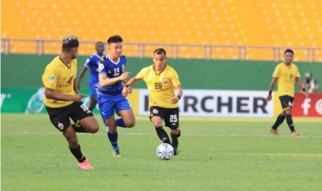 Gelandang Persija Riko Simanjuntak membawa bola saat menghadapi Becamex Binh Duong pada laga Grup G Piala AFC 2019, Rabu (1/5).