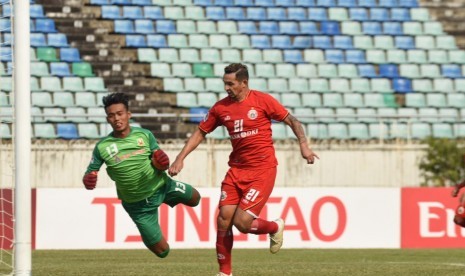 Penyerang Persija Silvio Escobar (kanan).