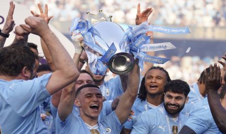 Gelandang Phil Foden mengangkat trofi juara Liga Primer Inggris musim 2023/2024.