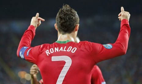 Gelandang Portugal Cristiano Ronaldo membuktikan kualitas permainannya dengan mencetak dua gol, sekaligus memaksa Belanda angkat koper dalam pertandingan di Grup B di Metalist Stadium, Ahad (17/6).   (Matthias Schrader/AP)