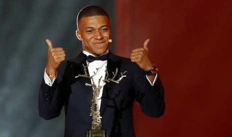 Gelandang Prancis Kylian Mbappe meraih Trophee Kopa yang dianugerahkan France Football pada pemain terbaik Eropa.