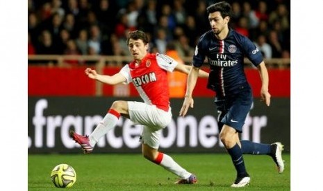 Gelandang PSG Javier Pastore (kanan) dibayangi oleh pemain Monaco Bernardo Silva dalam laga Ligue 1, Senin (2/3) dini hari WIB.