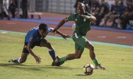 Gelandang PSM Makassar Asnawi Mangkualam (kiri) berebut bola dengan pemain PSMS Medan Sadney Khotage (kanan) pada pertandingan Piala Presiden 2018 di Stadion Gelora Bandung Lautan Api, Bandung, Jawa Barat, Selasa (16/1). PSMS menang 2-1. 