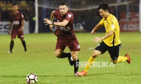 Gelandang PSM Makassar Marc Anthony Klok dibayangi pemain Semen Padang FC Ko Jaesung (kanan) saat bertanding pada  Gojek  Traveloka Liga 1 di Stadion Andi Mattalatta, Makassar, Sulawesi Selatan, Senin (2/10). 