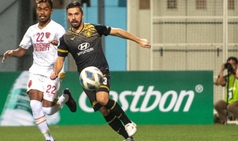 Gelandang PSM Makassar Yakob Sayuri mengejar pemain Tampines Rovers Zehrudin Mehmerovic dalam laga Piala AFC 2020. PSM kalah 1-2 dari Tampines.