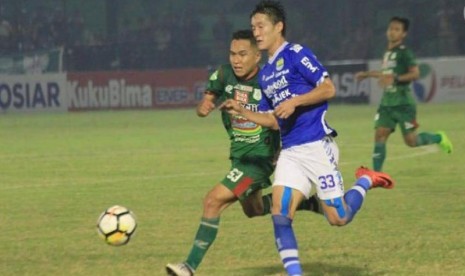 Gelandang PSMS Erwin Ramdani (kiri) berebut bola dengan gelandang Persib Oh In-kyun.