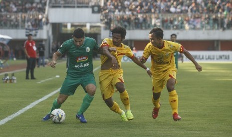 Gelandang PSS Sleman Brian Federico (kiri) mencoba melewati sejumlah pemain Bhayangkara FC dalam pertandingan Liga 1 di Stadion Maguwoharjo, Sleman, DI Yogyakarta, Jumat (21/6). Pertandingan tersebut berakhir imbang dengan skor 1-1.