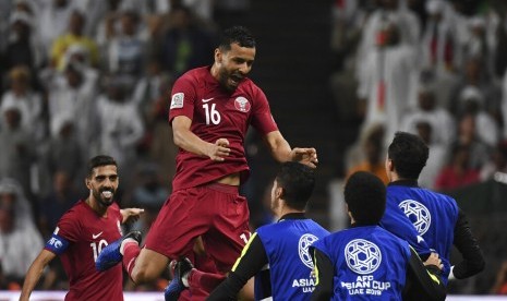 Gelandang Qatar Boualem Khoukhi (atas) merayakan gol pembuka timnya ke gawang Uni Emirat Arab (UEA) pada semifinal Piala Asia 2019, Selasa (29/1).