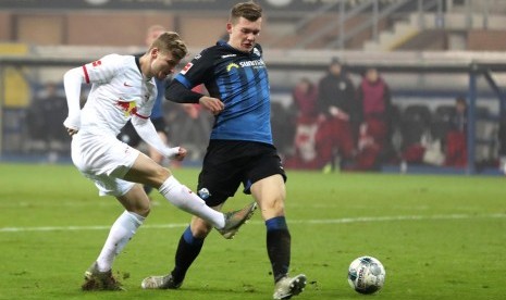 Gelandang RB Leipzig, Timo Werner (kiri) pada laga kontra Paderborn, Sabtu (30/11).