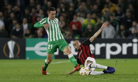 Gelandang Real Betis Giovani Lo Celso (kiri) beraksi saat menghadapi AC Milan di Liga Europa.