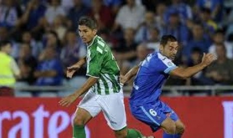 Gelandang Real Betis, Salva Sevilla, berebut bola dengan gelandang Getafe, Mehdi Lacen, pada partai La Liga Spanyol di Stadion Alfonso Perez, Selasa (6/11) dini hari. Pertandingan tersebut berakhir 4-2 untuk kemenangan Betis.