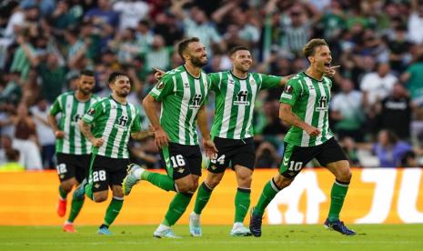 Gelandang Real Betis Sergio Canales (kanan) merayakan gol pembukanya saat Real Betis melawan AS Roma pada lanjutan matchday keempat Grup C Liga Europa 2022/2023 di Estadio Benito Villamarin, Sevilla, Jumat (14/10) dini hari WIB.