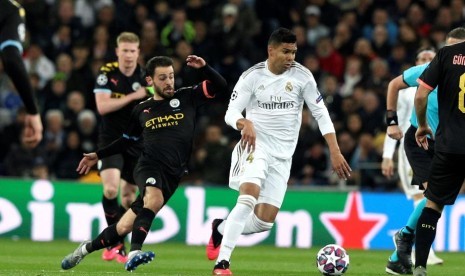 Gelandang Real Madrid Casemiro (kanan) saat melawan Manchester City. Madrid takluk 1-2.