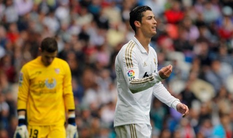  Gelandang Real Madrid Cristiano Ronaldo saat berlaga melawan Sevilla di stadion Santiago Bernabue, Madrid, Spanyol, Ahad (29/4). 