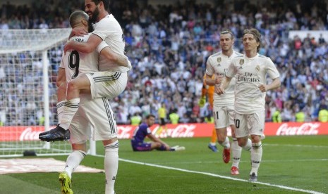 Gelandang Real Madrid, Isco (kedua kiri) merayakan golnya ke gawang Celta Vigo pada laga La Liga di Santiago Bernabeu, Sabtu (16/3). 