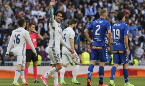 Gelandang Real Madrid, Isco melambaikan tangan seusai mencetak gol ke gawang Deportivo Alaves pada laga La Liga di Santiago Bernabeu, Ahad (2/4). Madrid menang 3-0.