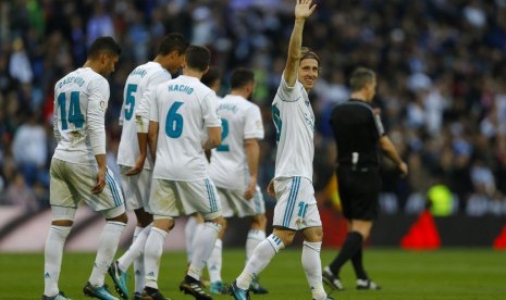 Gelandang Real Madrid, Luka Modric merayakan golnya ke gawang Deportivo La Coruna pada laga La Liga di Santiago Bernabeu, Ahad (21/1). Madrid menang 7-1.