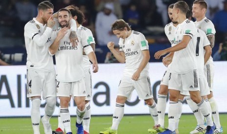 Gelandang Real Madrid, Luka Modric (tengah) merayakan gol bersama rekannya pada laga final Piala Dunia Antarklub melawan Al Ain di Stadion Zayed Sport City, Ahad (23/12) dini hari WIB.