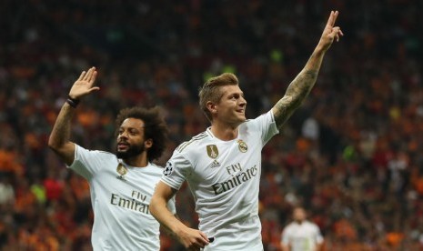 Gelandang Real Madrid Toni Kroos (kanan) merayakan golnya ke gawang Istanbul.