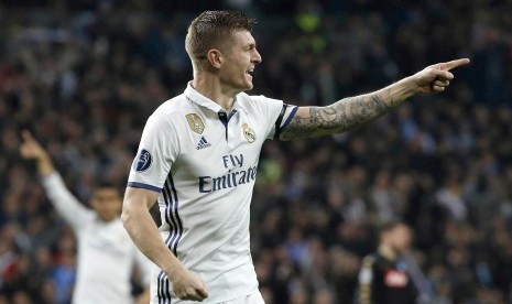 Gelandang Real Madrid, Toni Kroos merayakan golnya ke gawang Napoli pada laga Liga Champions di Santiago Bernabeu, Kamis (16/2) dini hari WIB.