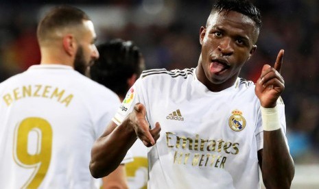 Gelandang Real Madrid, Vinicius Junior (kanan) merayakan gol ke gawang Barcelona pada laga El Clasico di Santiago Bernabeu, Senin (2/3) dini hari WIB. Madrid menang 2-0.