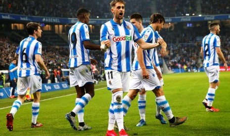 Gelandang Real Sociedad, Adnan Januzaj (tengah) merayakan gol ke gawang Valencia pada laga La Liga di Stadion Reale Arena, San Sebastian, Ahad (23/2) dini hari WIB.