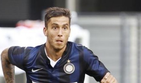 Gelandang Ricky Alvarez.