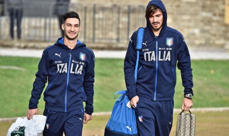 Gelandang Roberto Gagliardini dan bek Alessandro Romagnioli tiba di pusat pelatihan timnas Italia di Coverciano, Florence, Senin (7/11). Italia akan menghadapi Liechtenstein dan Jerman.