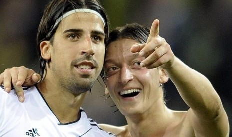 Gelandang Sami Khedira dan Mesut Oezil.