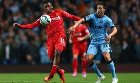 Gelandang Samir Nasri berebut bola dengan Daniel Sturridge.