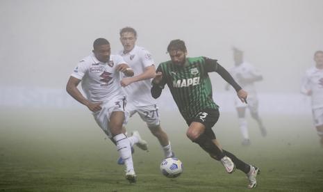  Gelandang Sassuolo Manuel Locatelli (kanan).