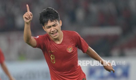 Gelandang sepak bola Indonesia Witan Sulaeman melakukan selebrasi usai memasukan bola ke gawang Emirat Arab dalam pertandingan grup a Piala AFC U-19 di Stadion Utama Gelora Bung Karno, Jakarta, Rabu (24/10). 