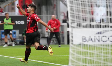 Gelandang serang AC Milan Brahim Diaz merayakan golnya ke gawang Venezia dalam lanjutan Serie A Liga Italia di San Siro, Milan, Kamis (23/9) dini hari WIB. Milan mengalahkkan Venezia 2-0. 