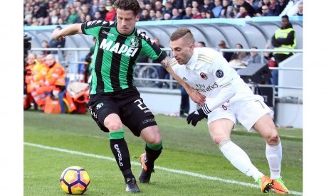 Gelandang serang AC Milan Gerard Deulofeu berusaha merebut bola dari penguasaan pemain Sassuolo Marcello Gazzola. 